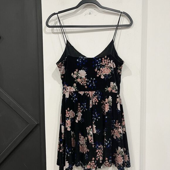 H&M Divided Black Floral Velvet Romper Size 10 Spaghetti Strap - Picture 7 of 9